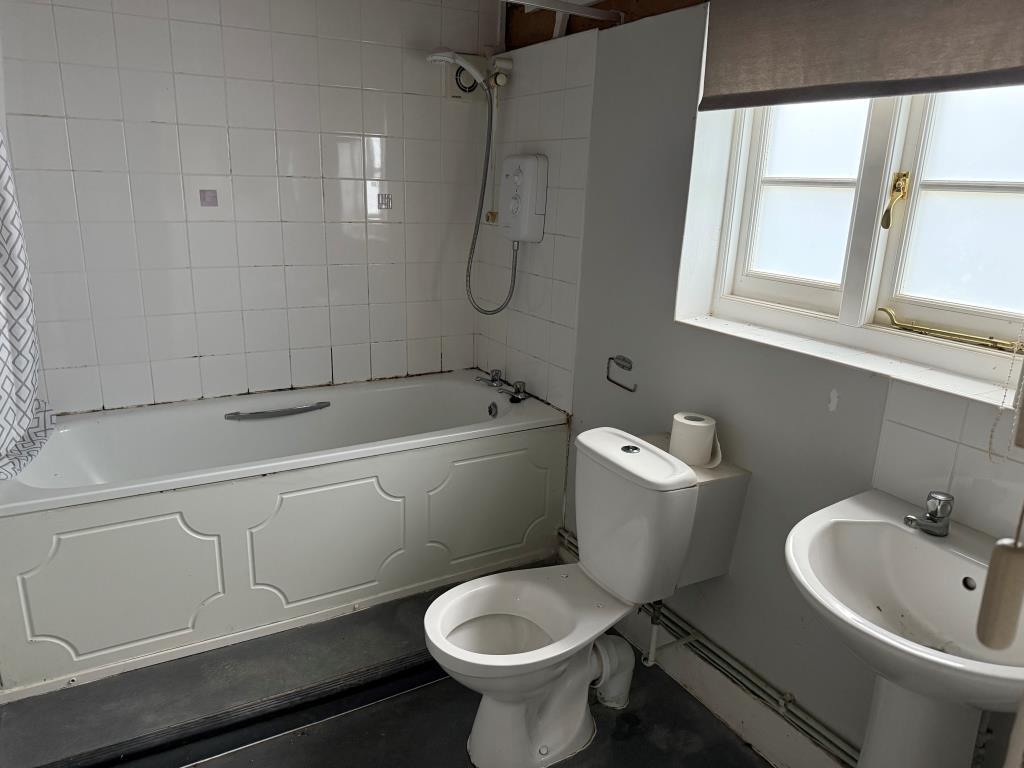 Lot: 145 - PERIOD DETACHED COTTAGE WITH GARAGE AND GARDENS IN NEED OF UPDATING - Bathroom with W.C.